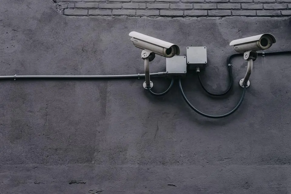 Cámaras de seguridad instaladas en una pared
