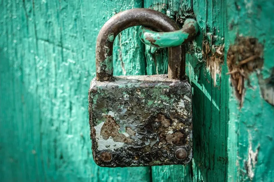 Candado cerrando una puerta, como el acceso prohibido de un error 403