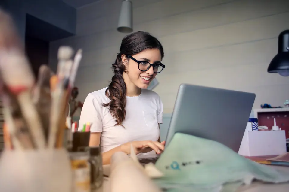 Emprendedora revisando en su portátil una web lenta o con errores