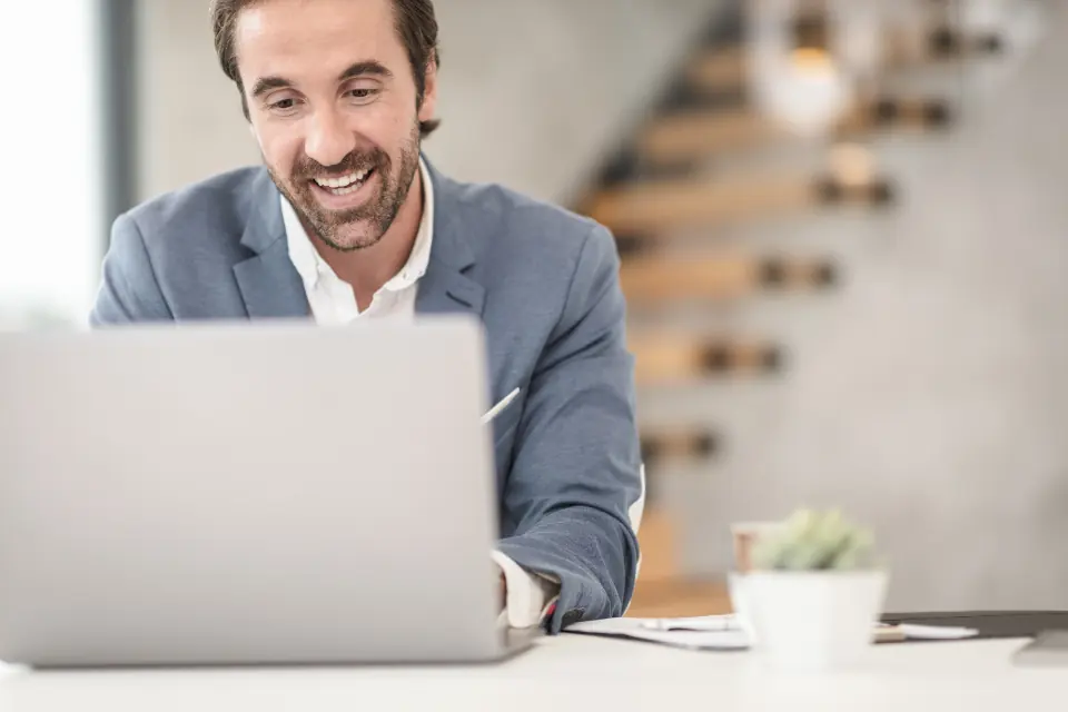 Empresario sonriente trabajando con su web WordPress estable