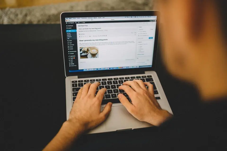 Persona trabajando en el escritorio de WordPress desde su portátil