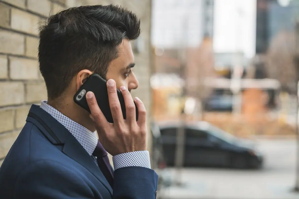 Hombre llamando por teléfono porque su web se cayó