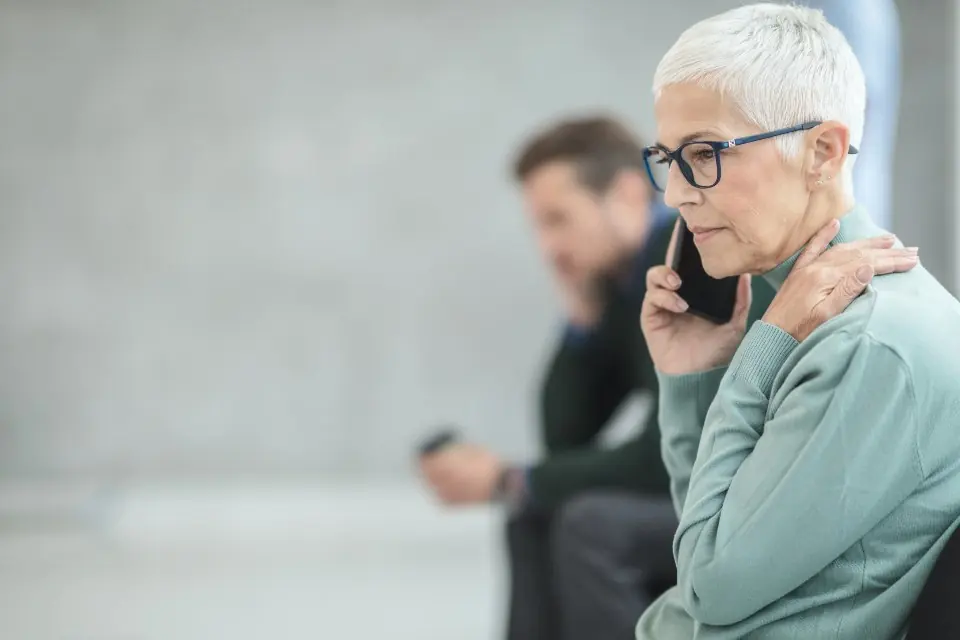 Clienta hablando por teléfono con el equipo de soporte