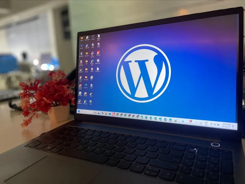 Portátil con el logo de WordPress en la pantalla