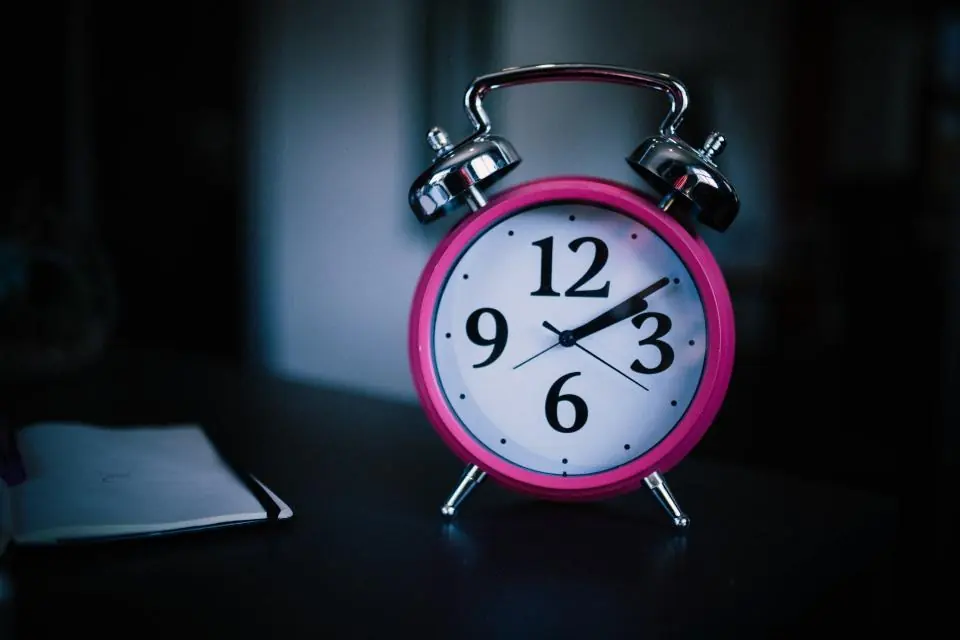 Reloj despertador que marca el tiempo de una web en mantenimiento