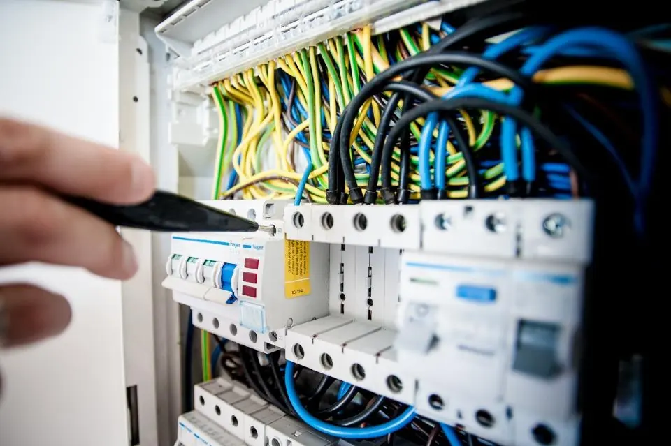 Técnico revisando un tablero eléctrico