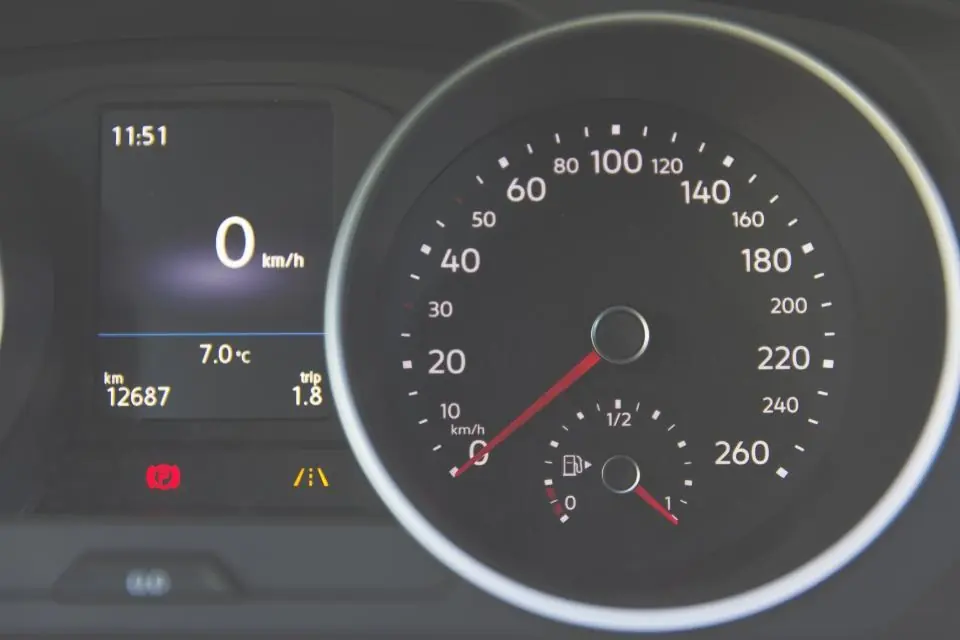 Velocímetro de un carro que representa la velocidad de carga