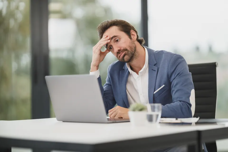 Empresario preocupado frente al portátil porque su web WordPress no carga